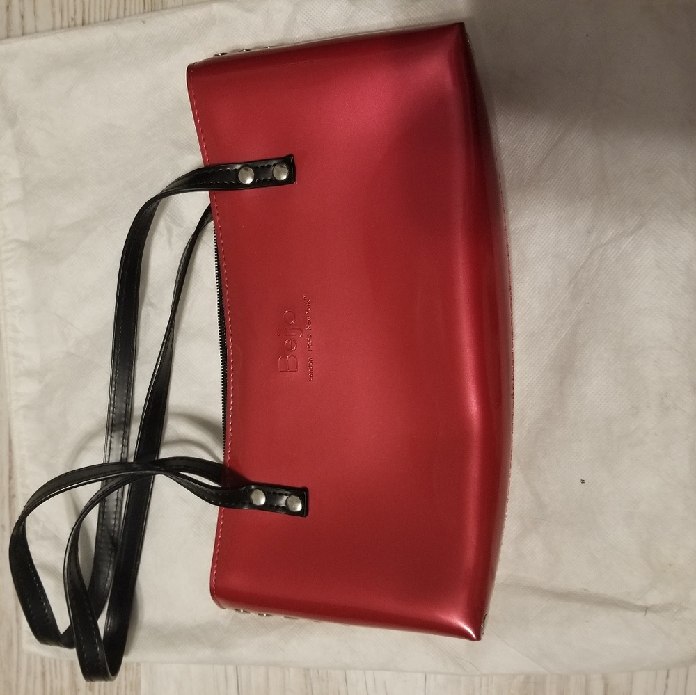 Beautiful small hand bag with straps!